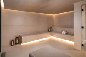 49th Floor Sleek Condo Cozy Pool, Gym and Spa Stay